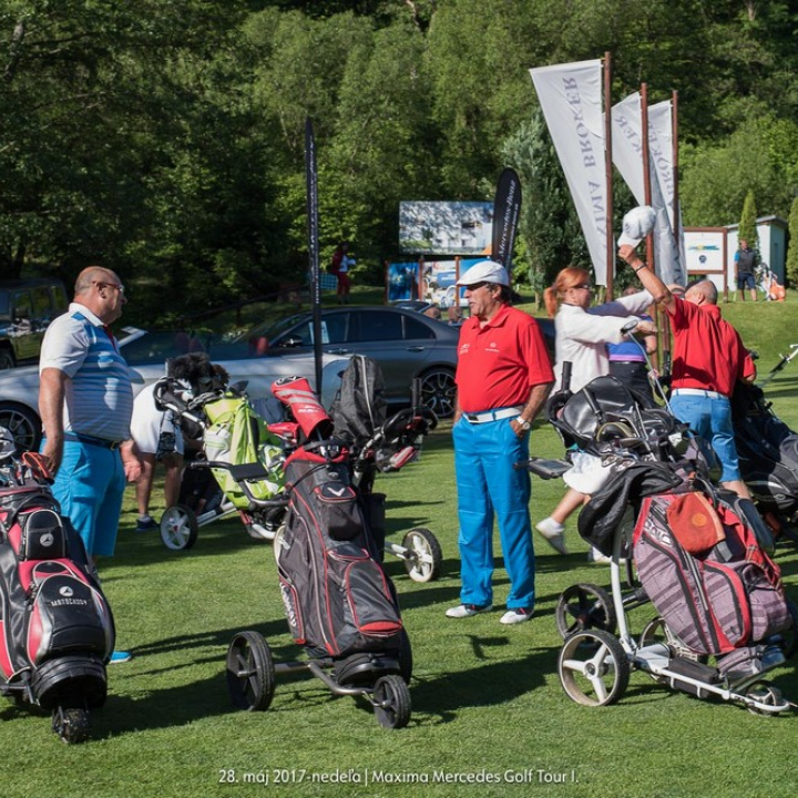 Mercedes Maxima golf tour