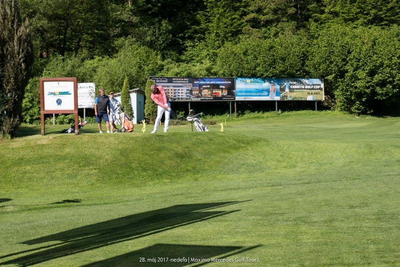 Mercedes Maxima golf tour