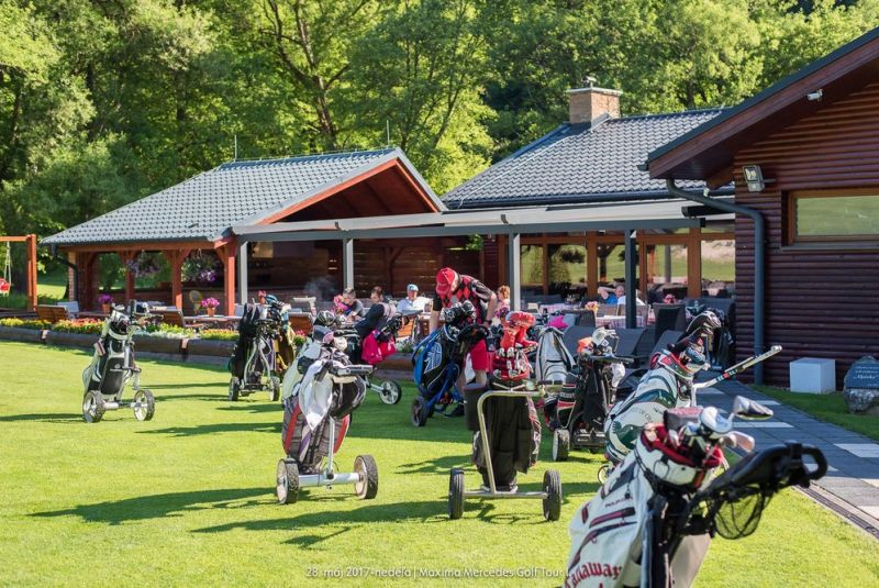 Mercedes Maxima golf tour