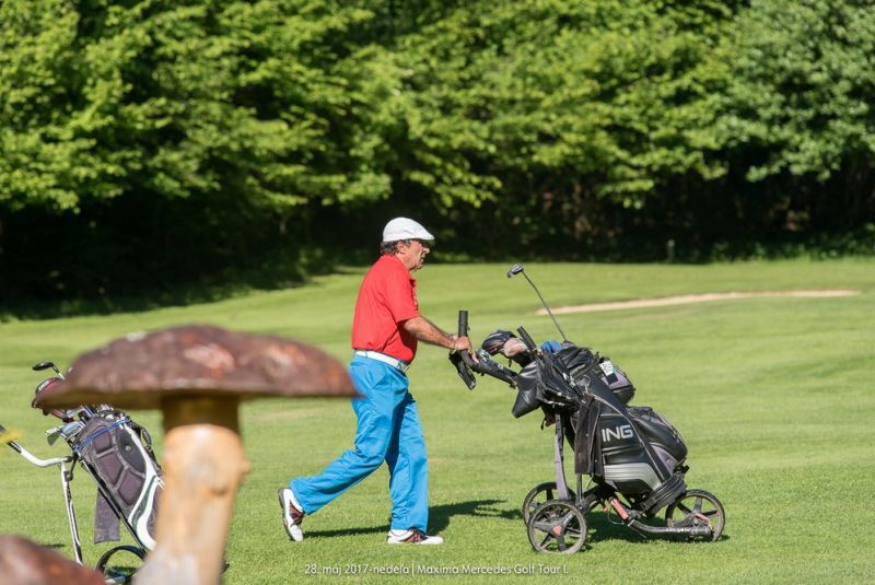 Mercedes Maxima golf tour
