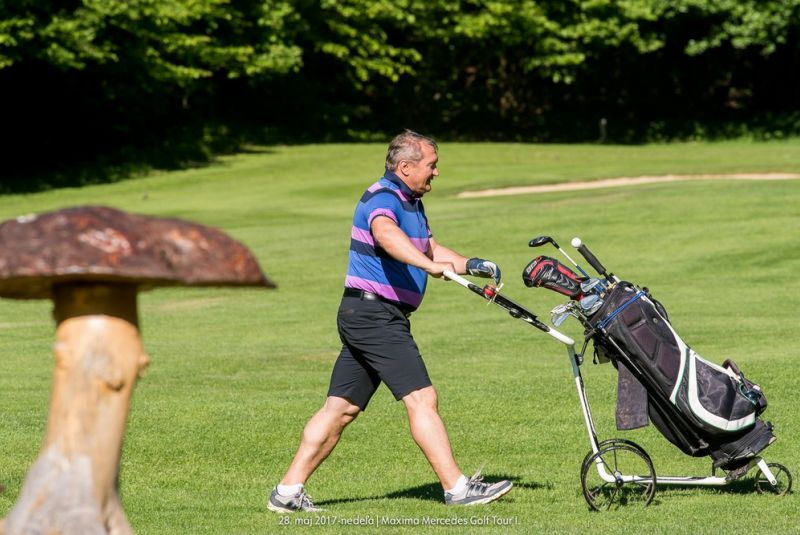 Mercedes Maxima golf tour