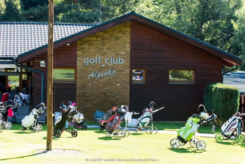 Mercedes Maxima golf tour