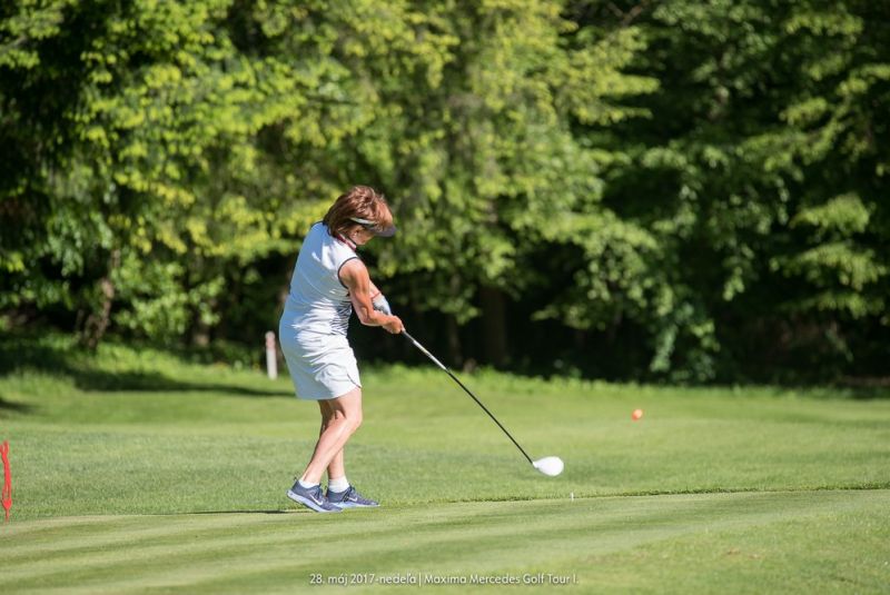 Mercedes Maxima golf tour