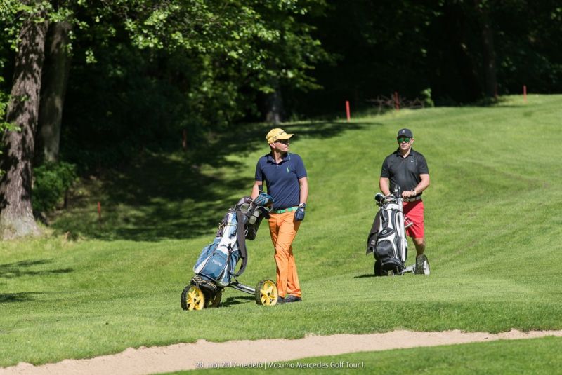 Mercedes Maxima golf tour