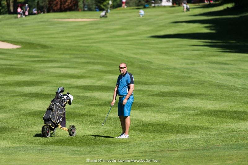 Mercedes Maxima golf tour
