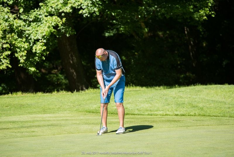 Mercedes Maxima golf tour