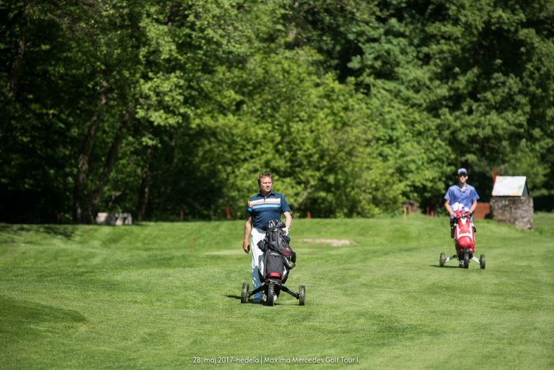Mercedes Maxima golf tour