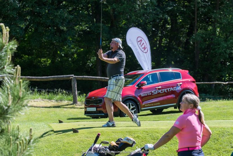 Mercedes Maxima golf tour