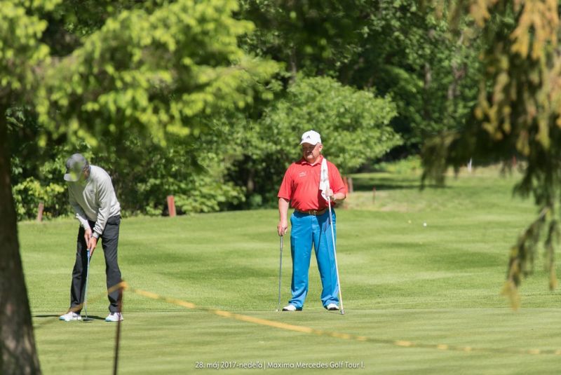 Mercedes Maxima golf tour