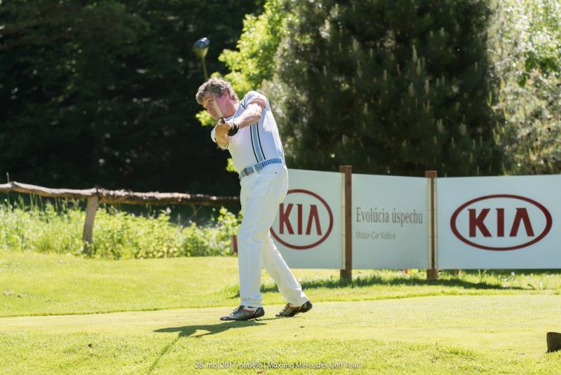 Mercedes Maxima golf tour