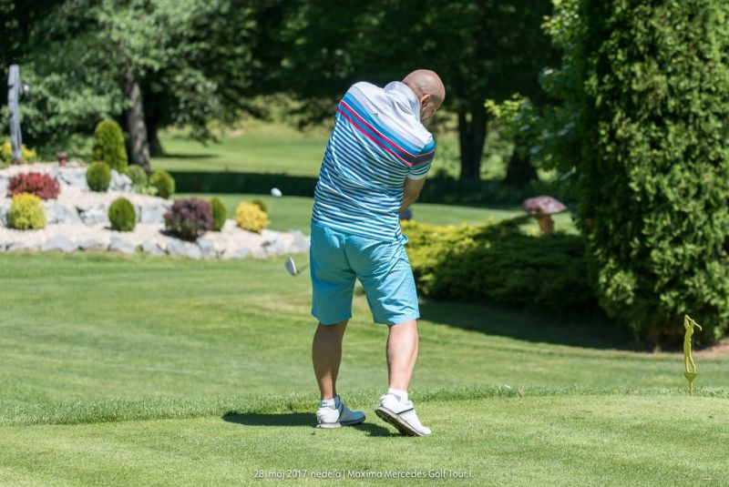 Mercedes Maxima golf tour