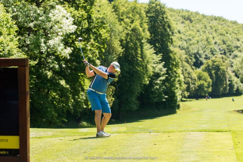 Mercedes Maxima golf tour