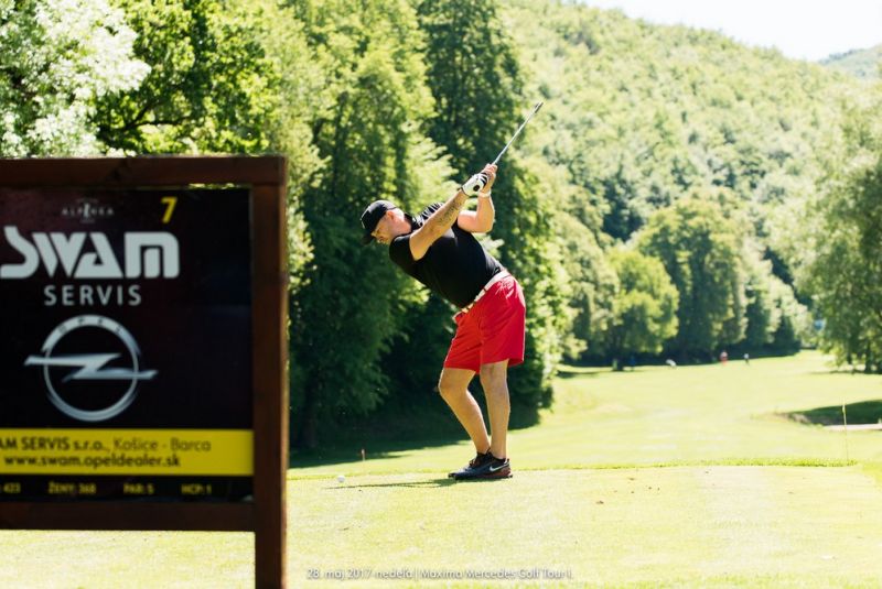 Mercedes Maxima golf tour