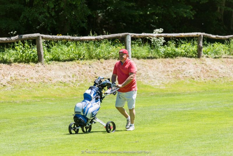 Mercedes Maxima golf tour
