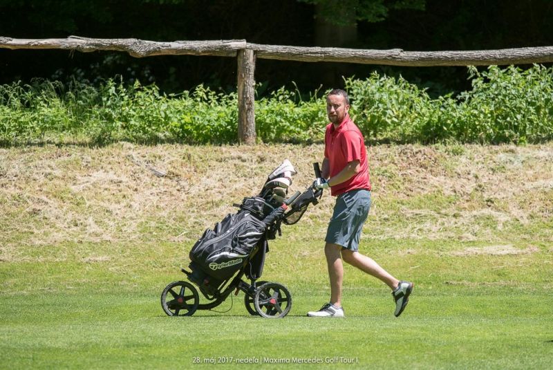 Mercedes Maxima golf tour