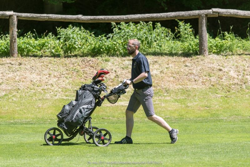 Mercedes Maxima golf tour