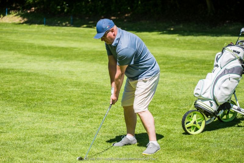 Mercedes Maxima golf tour