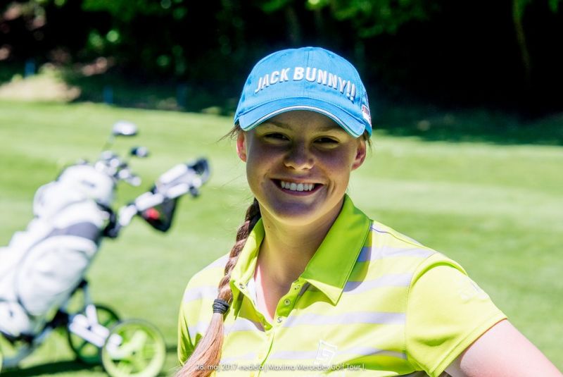 Mercedes Maxima golf tour