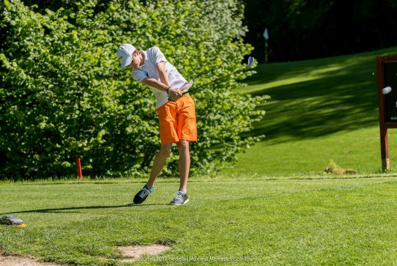 Mercedes Maxima golf tour