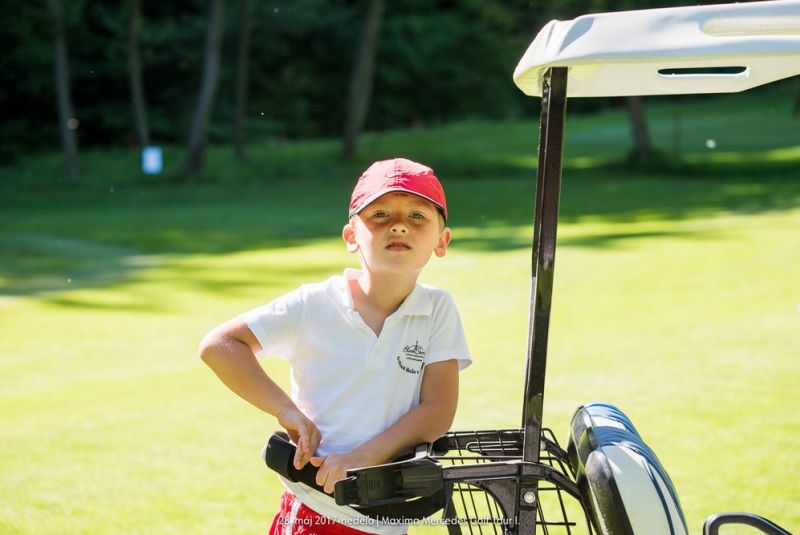Mercedes Maxima golf tour