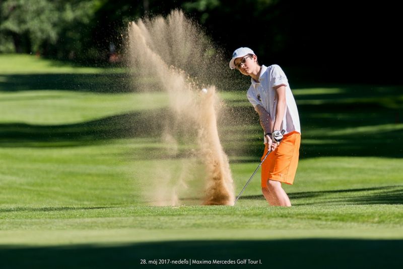 Mercedes Maxima golf tour