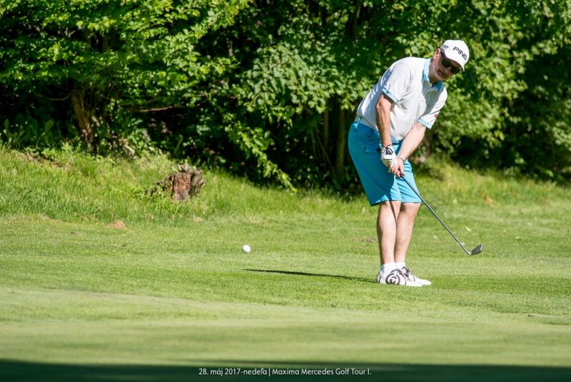 Mercedes Maxima golf tour