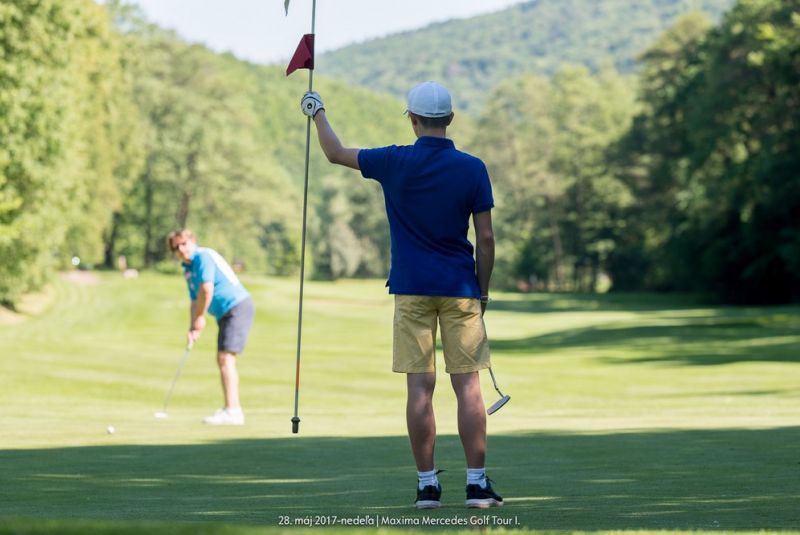 Mercedes Maxima golf tour