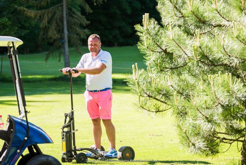 Mercedes Maxima golf tour